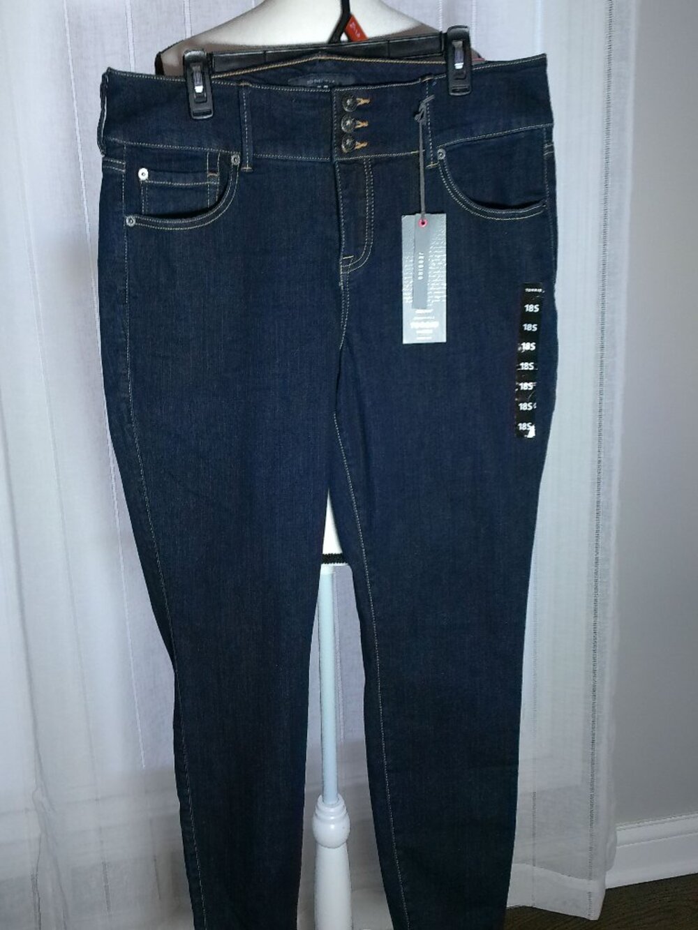 TORRID Premium NWT (3) Buttons Zip Five Pocket Dark Wash Lycra Jeggings 18